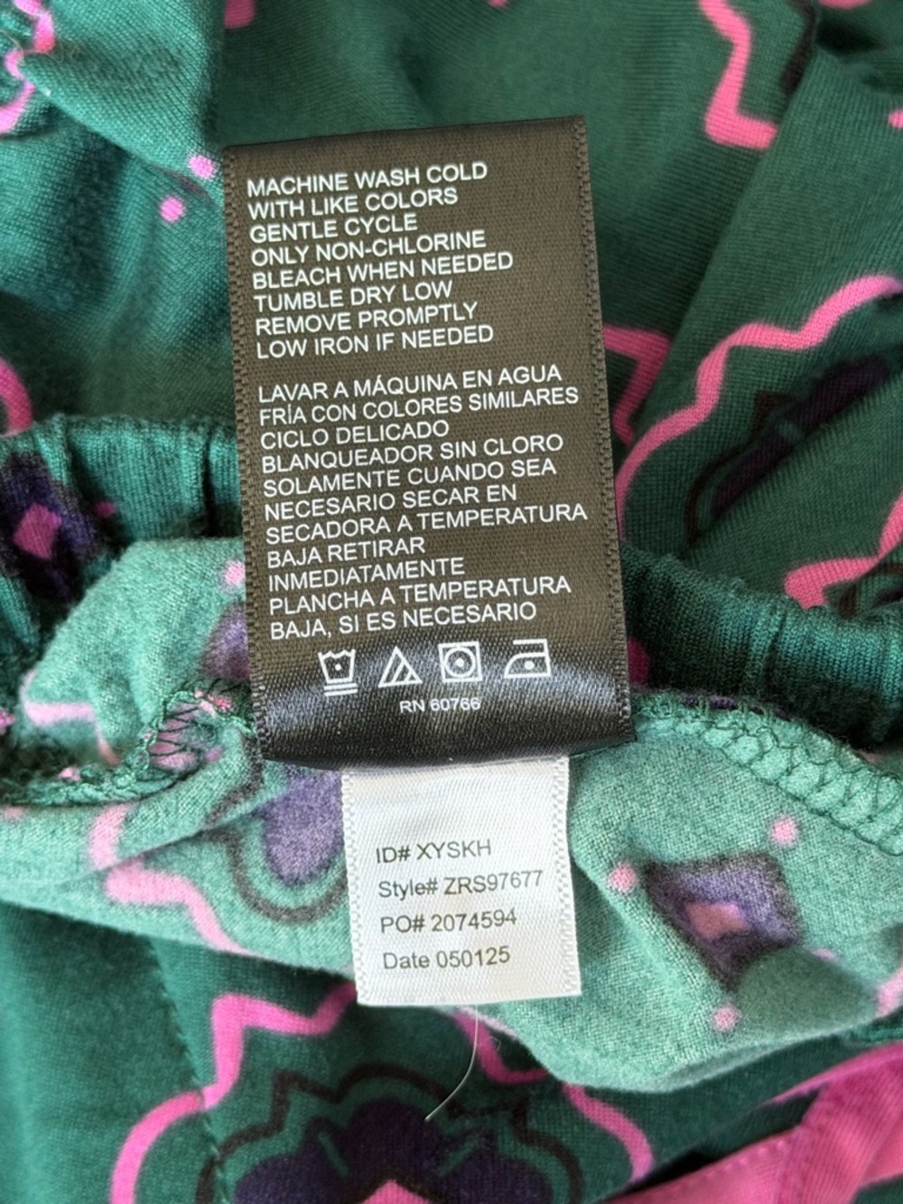 Room Service Green Pink Printed Pajama Set Women’s Small
- 54672 - Picture 15 of 16